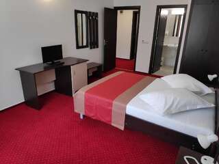 Хостелы Hostel Caliman Качулата Двухместный номер с 1 кроватью или 2 отдельными кроватями и ванной комнатой-10