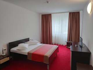 Хостелы Hostel Caliman Качулата Двухместный номер с 1 кроватью или 2 отдельными кроватями и ванной комнатой-11